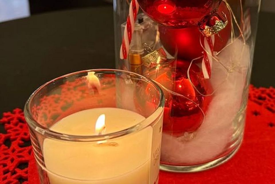 Die Aufnahme zeig die Dekoration der Weihnachtsblutspende am Empfang, bestehend aus roten Weihnnachtskugeln und einer Duftkerze