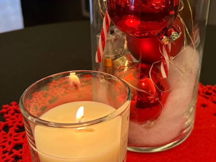 Die Aufnahme zeig die Dekoration der Weihnachtsblutspende am Empfang, bestehend aus roten Weihnnachtskugeln und einer Duftkerze