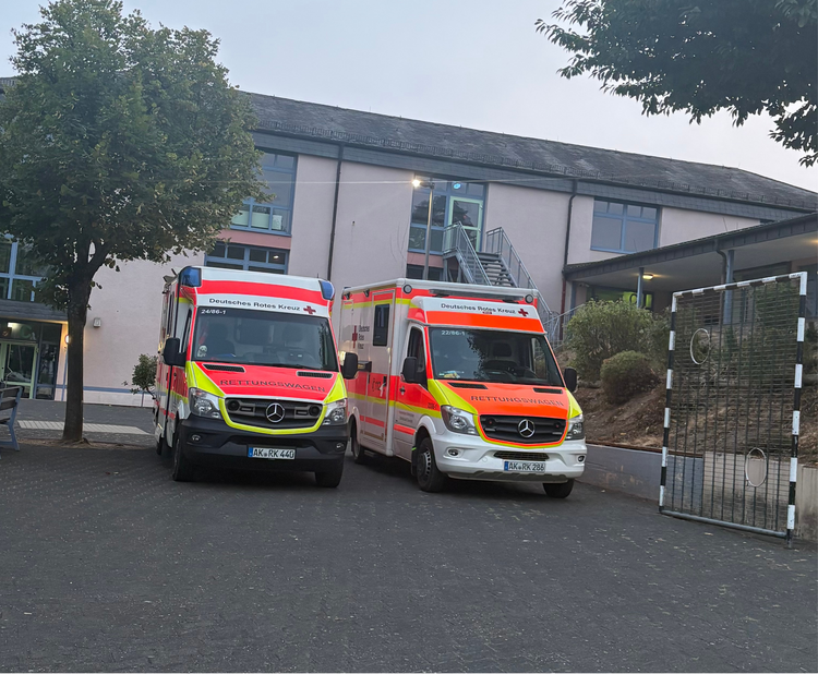Bereitstellungsraum für Einsatz- und Rettungsmittel an der Westerwaldschule Gebhardshain (Foto: DRK)