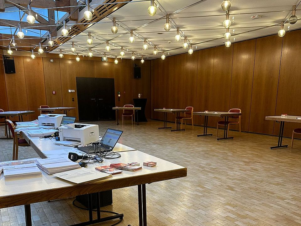 Foto der Anmeldung und Bereiche zum Ausfüllen des Fragebogens in Räumlichkeiten der Stadthalle Betzdorf bei der Blutspende 2024