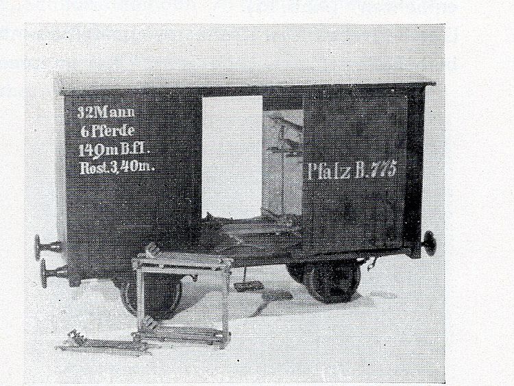 Güterwagen mit mehreren Transporteinrichtungen