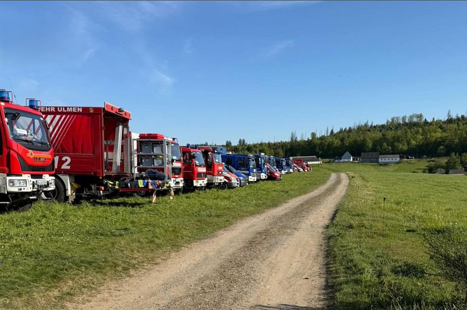 Einsatzfahrzeuge beim Waldbrand in Friesenhagen am 02.05.2026.