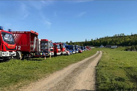 Einsatzfahrzeuge beim Waldbrand in Friesenhagen am 02.05.2026.