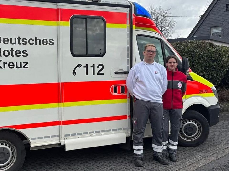 Unsere beiden Helfenden vor dem RTW bei der Vorstellung im Kindergarten Zauberwald.
