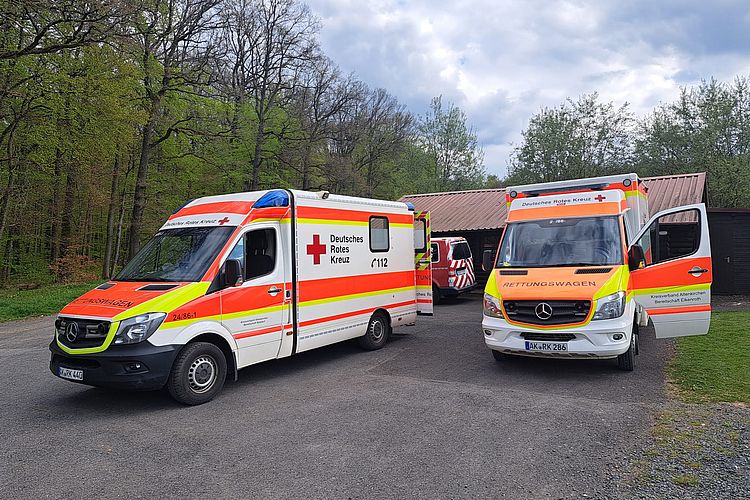 RTW Betzdorf und Elkenroth abgestellt im Bereitstellungsraum, während der Feuerwehrübung am 18.04.2026 in Steinebach.