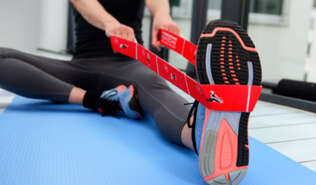 Bewegung tut gut – und dein Einsatz rettet Leben. Gerade wenn der Frühling kommt, bleibt der Bedarf an Blutkonserven hoch. Als Dankeschön schenken wir dir bei deinem nächsten Besuch ein vielseitig einsetzbares Fitnessband. Ob Dehnen, Muskeltraining oder ein kurzer Aktivmoment: Mit 14 aufgedruckten Übungen ist das elastische Band sofort einsatzbereit: im Park, in der Mittagspause oder zu Hause. Wir danken dir von Herzen für deinen starken Einsatz!