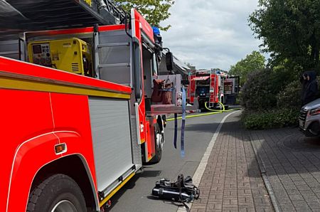Fahrzeuge der Feuerwehr beim Bereitstellungseinsatz am 15.05.2026