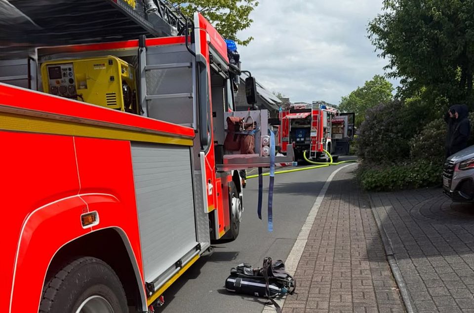 Fahrzeuge der Feuerwehr beim Bereitstellungseinsatz am 15.05.2026