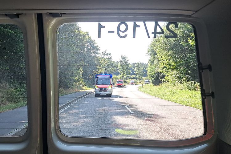 Blick aus Rückfenster des MTW auf die KFZ Kolonne