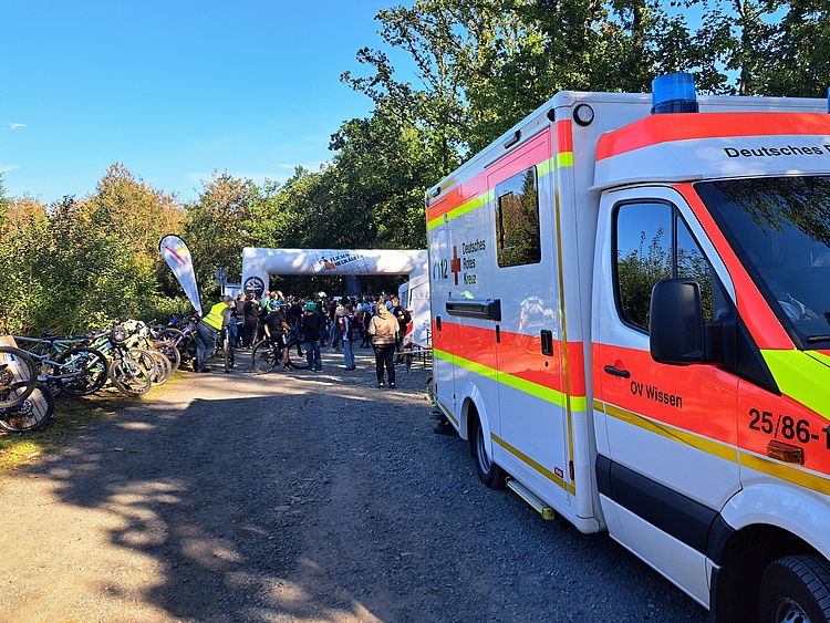 Start des MTB-Rennen vom Veranstalter Ski und Freizeit Betzdorfmit Wissener RTW, (Foto: DRK)