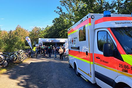 Start_RTW_1_westerwaelder_Enduro_3_Cup_in_Betzdorf Start des MTB-Rennen vom Veranstalter Ski und Freizeit Betzdorfmit Wissener RTW, (Foto: DRK)