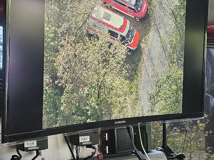 Einsatzleitung Lageerkundung über die Luftbildaufnahe einer Drohne, Monitor im FukW der IuK-Einheit (Foto: DRK)