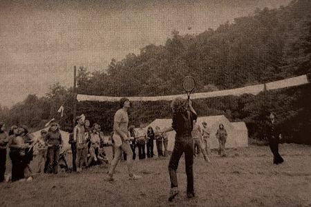 JRK_Zeltlager Jugendliche und Kinder des Betzdorfer JRK beim Federball spielen im Zeltlager