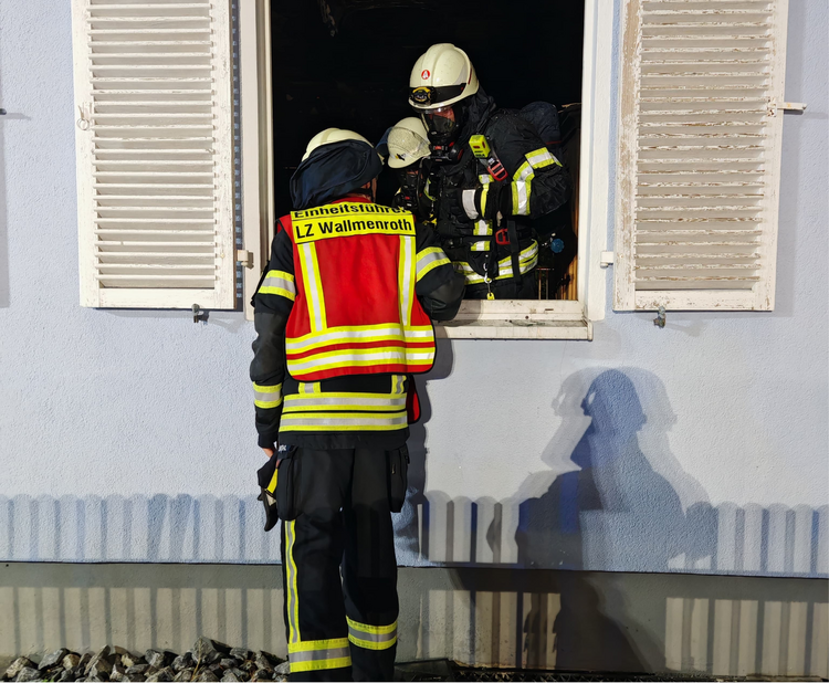 Einsatzkräfte der Feuerwehr während des Einsatzes am 15.08.2026