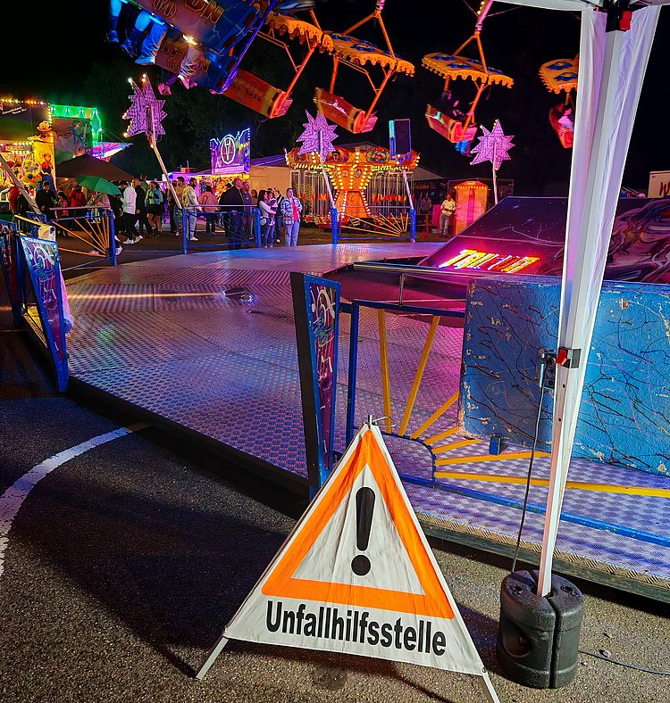 Vom 12. bis 15. September waren wir vom DRK Ortsverein Betzdorf e.V. auf dem Schützenfest in Betzdorf zur sanitätsdienstlicher Absicherung im Einsatz. Das abgebildete Warndreieck markiert bzw. kennzeichnet unsere Unfallhilfsstelle, diesjährig auf dem Schützenplatz angrenzend am Karussell gelegen.