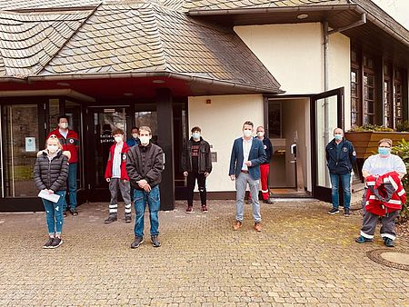 Helfer des DRK-Ortsverein Betzdorf, sowie Benjamin Geldsetzer am Eingang des Temporären Testzentrum in der Galerie der Stadthalle Betzdorf