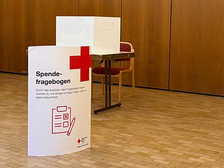 Blutspendestation im Anmeldebereich, Ausfüllung des Fragebogen.