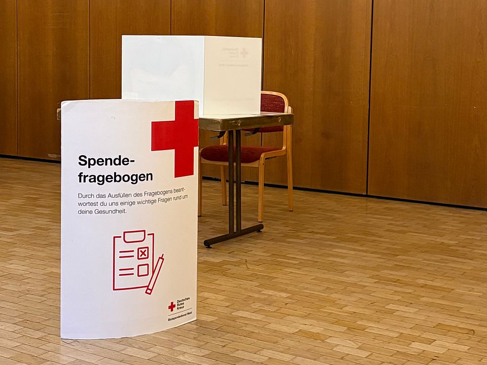 Blutspendestation im Anmeldebereich, Ausfüllung des Fragebogen.
