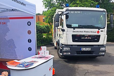 GW-San des Bundes und der Infostand des DRK-Ortsverein Betzdorf auf der Blaulichtmeile beim Frühlingsfest Betzdorf 2026.