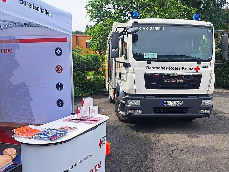 GW-San des Bundes und der Infostand des DRK-Ortsverein Betzdorf auf der Blaulichtmeile beim Frühlingsfest Betzdorf 2026.