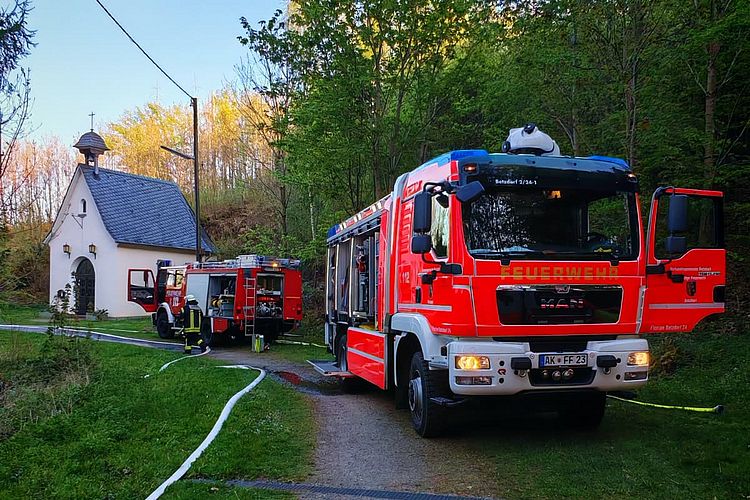 Einsatzort: Kapelle auf dem Kreuzland mit Fahrzeugen der Feuerwehr, (Foto: DRK)