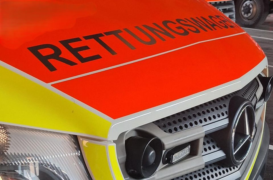 Detailaufnahme der Motorhaube RTW 24/86-1 im Einsatz am 31.12.2025 in der Fahrzeughalle