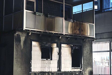 Die Wohnung im Erdgeschoss stand im Vollbrand (Bilder: kkö)