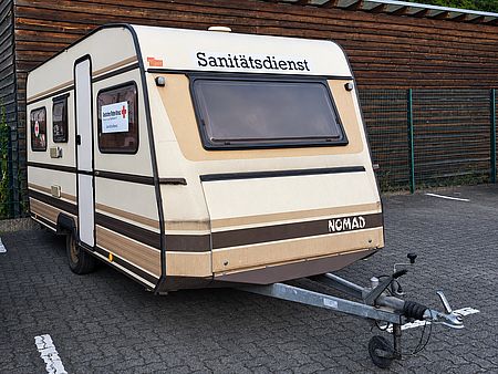 Dreiviertelansicht des DRK-Einsatwohnwagens, Aufnahme 2026