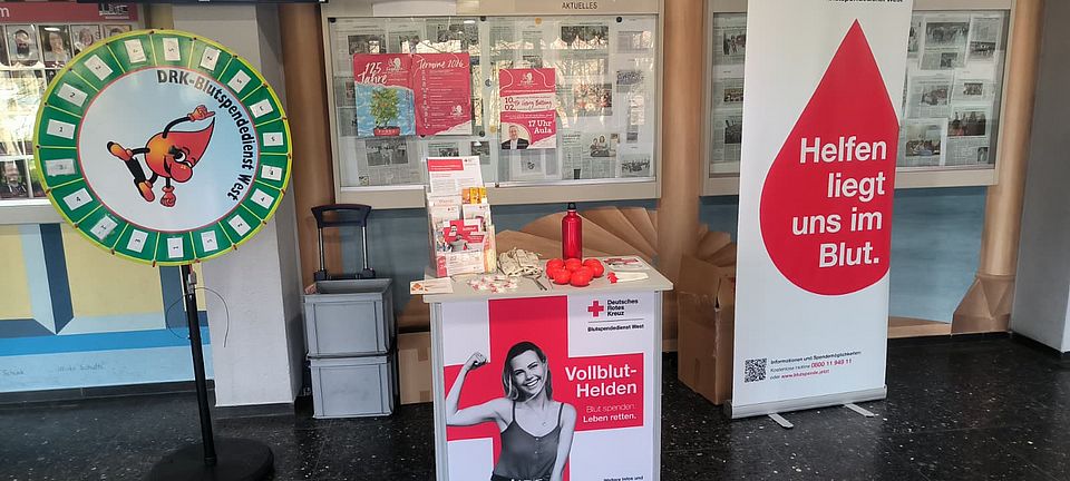 Abgebildet ist das Glücksrad der Blutspende für Schüler:innen in der Pausenhalle des Freiherr-vom-Stein-Gymnasiums.