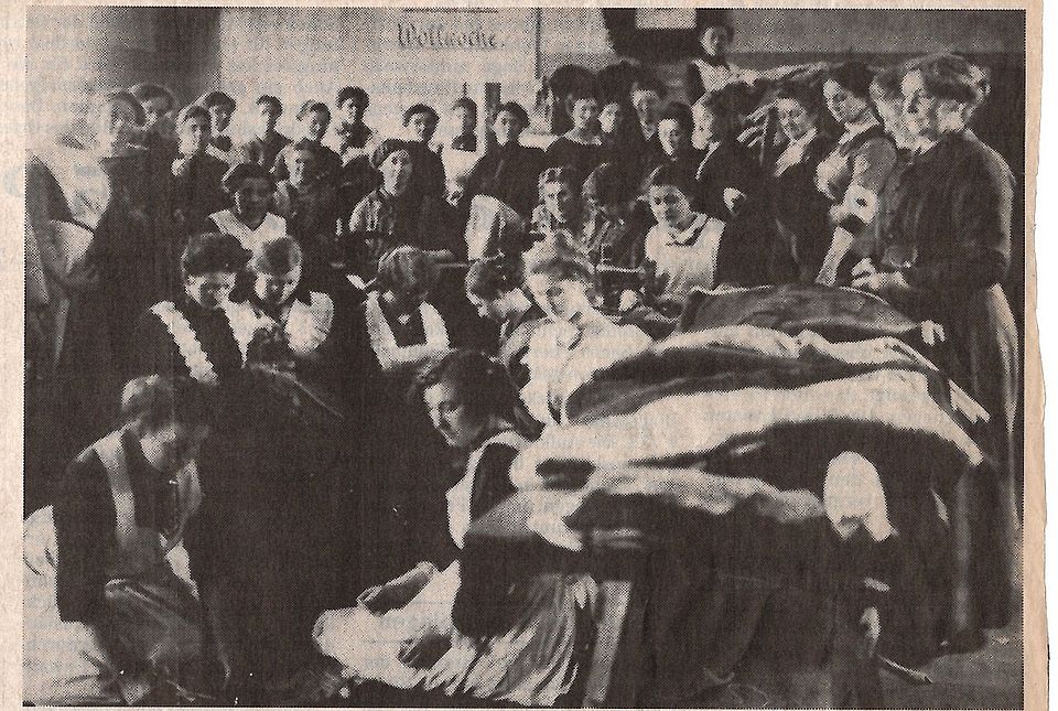 Vaterlaendischer_Frauenverein_Spenden_Textilien_Wollwoche Für die „Reichs-Wollwoche" spendete die Bürgerschaft Decken und Kleidungsstücke, die von den Damen des Betzdorfer Vaterländischen Frauenvereins sortiert und aufbereitet wurden.