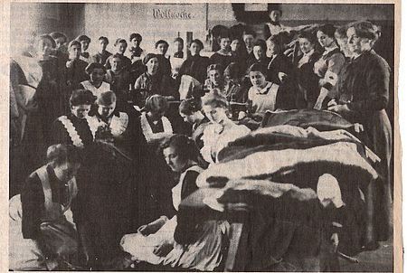 Vaterlaendischer_Frauenverein_Spenden_Textilien_Wollwoche Für die „Reichs-Wollwoche" spendete die Bürgerschaft Decken und Kleidungsstücke, die von den Damen des Betzdorfer Vaterländischen Frauenvereins sortiert und aufbereitet wurden.