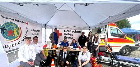 Gruppenfoto des DRK-Ortsverein beim Betzdorfer Frühlingsfest 2025 (RZ).Auch das DRK präsentierte sich beim Frühlingsfest in Betzdorf.trotzt dem Aprilwetter im Mai