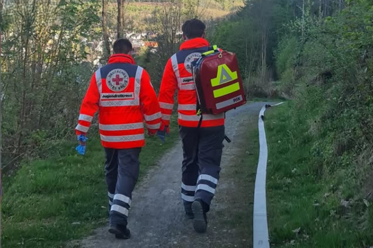 Unterstützung durch Helfer des Jugendrotkreuzes bei der Waldbrandübung, (Foto: DRK)
